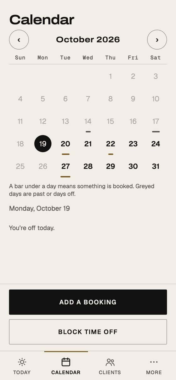 Pantalla de la app EYEGASMS: calendario del mes de un barbero con los días reservados marcados, la línea de tiempo del día y un botón para agregar una cita.