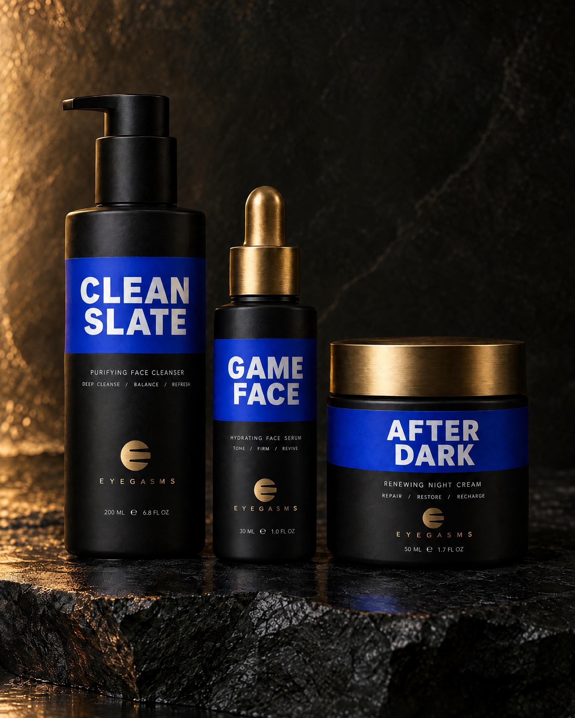 Cuidado de la piel EYEGASMS en cobalto: limpiador Clean Slate, sérum Game Face y crema de noche After Dark, en negro mate con bandas cobalto y la E de latón.